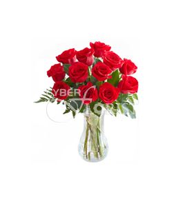 красные розы в вазе